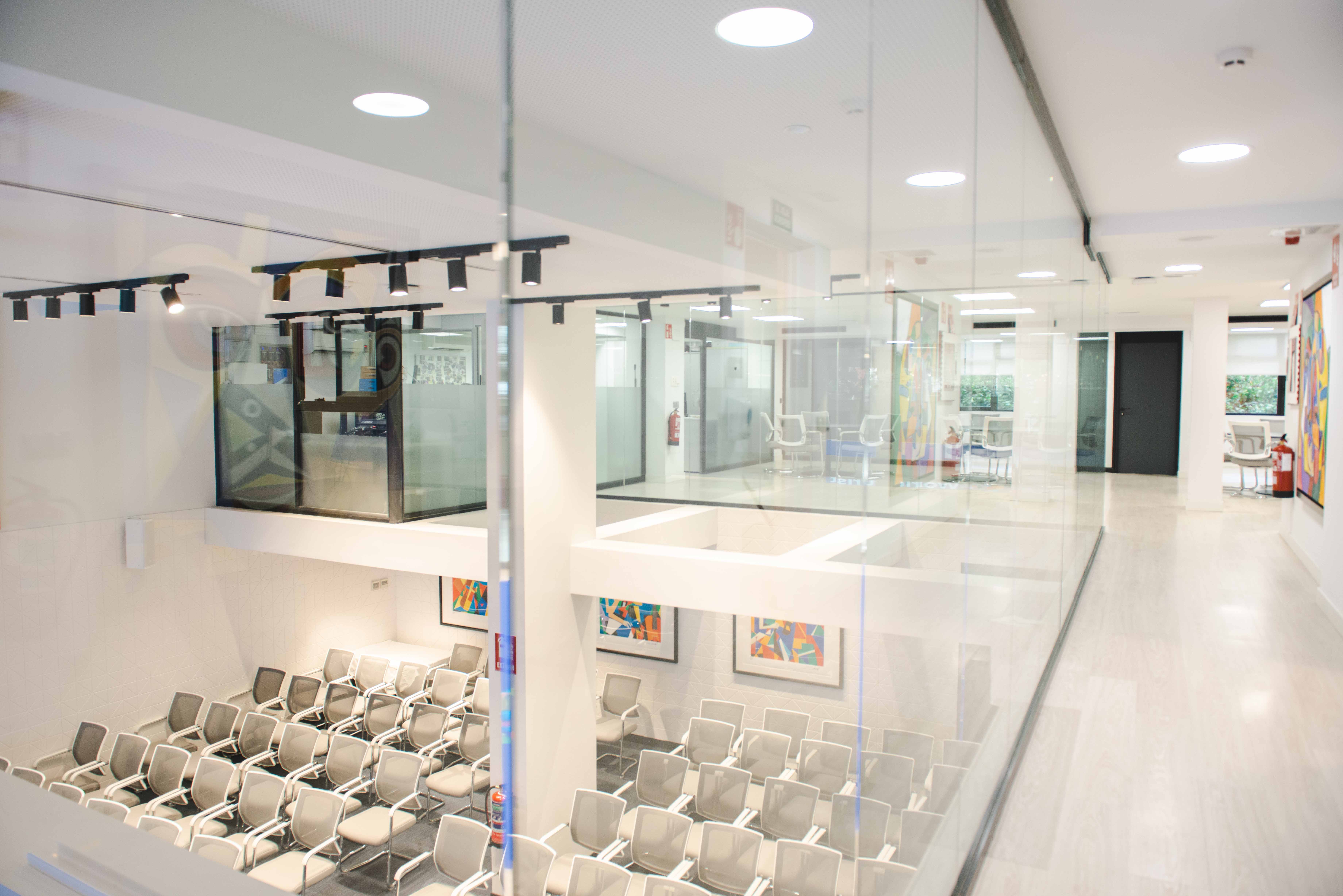 Recepción moderna de las oficinas de CCS Advisory